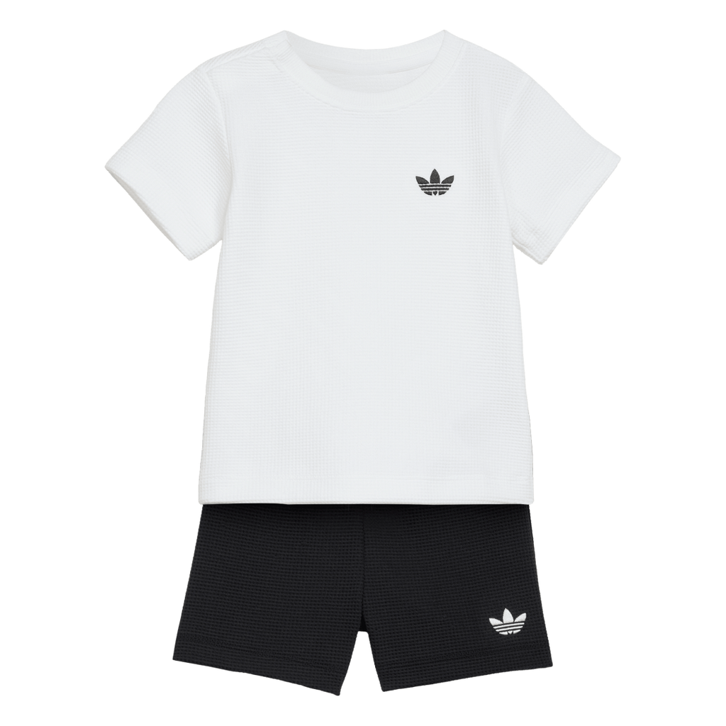 KT1794 CONJUNTO DE CAMISETA Y SHORTS DE TEJIDO WAFFLE DE CORTE REGULAR adidas para unisex | GIK Streetwear