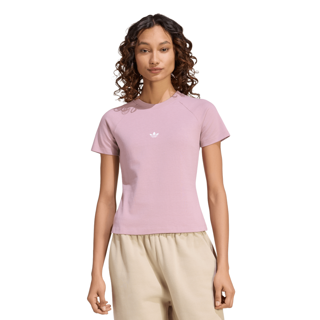 KW0198 Camiseta Essentials Ajustada adidas para mujer | GIK Streetwear
