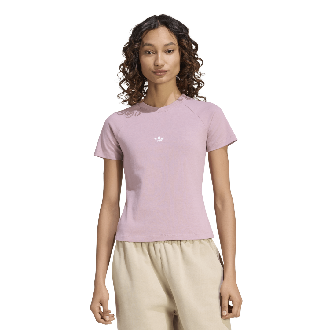 KW0198 Camiseta Essentials Ajustada adidas para mujer | GIK Streetwear